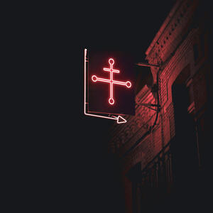 Copertina del podcast “The Messengers”. L’insegna al neon rosso di quella che sembra essere una chiesa americana, al posto della croce ha il simbolo che nel linguaggio segreto dei Cacciatori, significa “Messaggeri”, simile a una croce.
